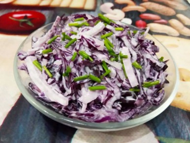 Вкусный салат из краснокочанной капусты и лука: простой рецепт