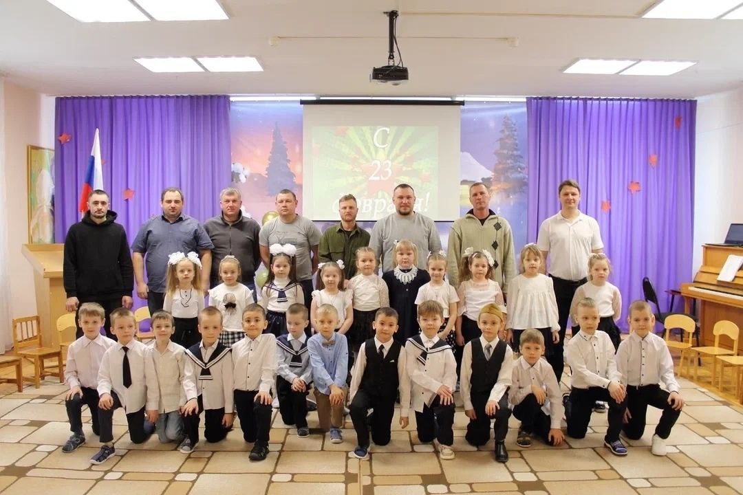 В нашем замечательном детском саду прошел яркий и трогательный утренник, посвященный Дню защитника Отечества, который собрал вместе детей, родителей и воспитателей подготовительной группы "Вишенка"