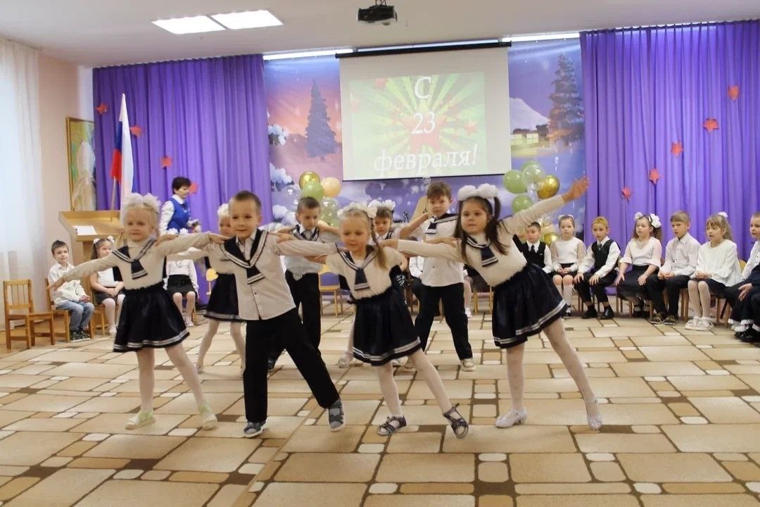 В нашем замечательном детском саду прошел яркий и трогательный утренник, посвященный Дню защитника Отечества, который собрал вместе детей, родителей и воспитателей подготовительной группы "Вишенка" В нашем замечательном детском саду прошел яркий и трогательный утренник, посвященный Дню защитника Отечества, который собрал вместе детей, родителей и воспитателей подготовительной группы "Вишенка"