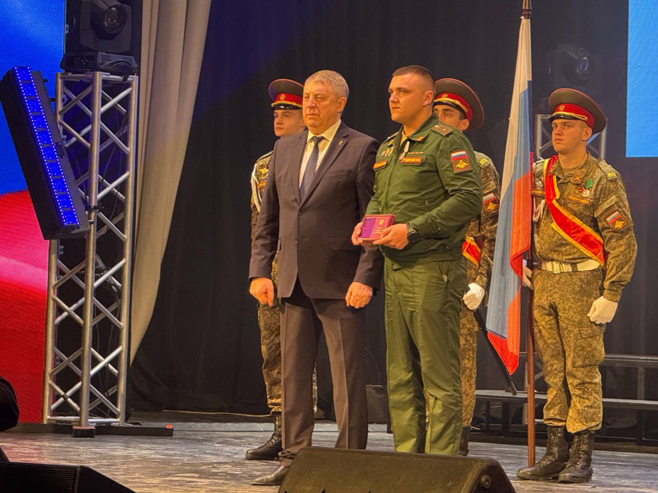 Вчера в г. Брянске прошло мероприятие, где торжественно Губернатор Брянской области Богомаз А. В. вручил Медаль общественного признания «Отец солдата» от ВОД «Отцы России» ветерану боевых действий Глушенкову Андрею...