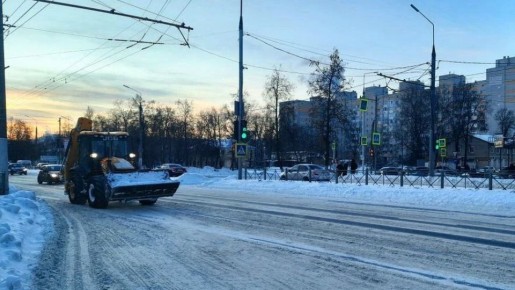 В Брянске продолжается уборка снега вечером, расчистку дорог проводить будут и ночью тоже, ликвидируя последствия сильного снегопада