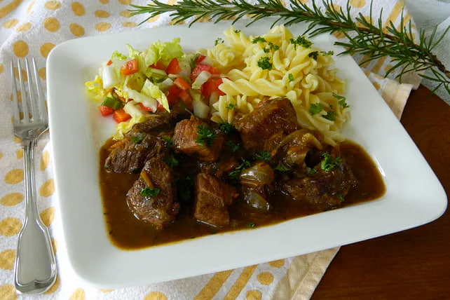 Как пивной гуляш спасает от зимнего холода: секрет вкусного обеда