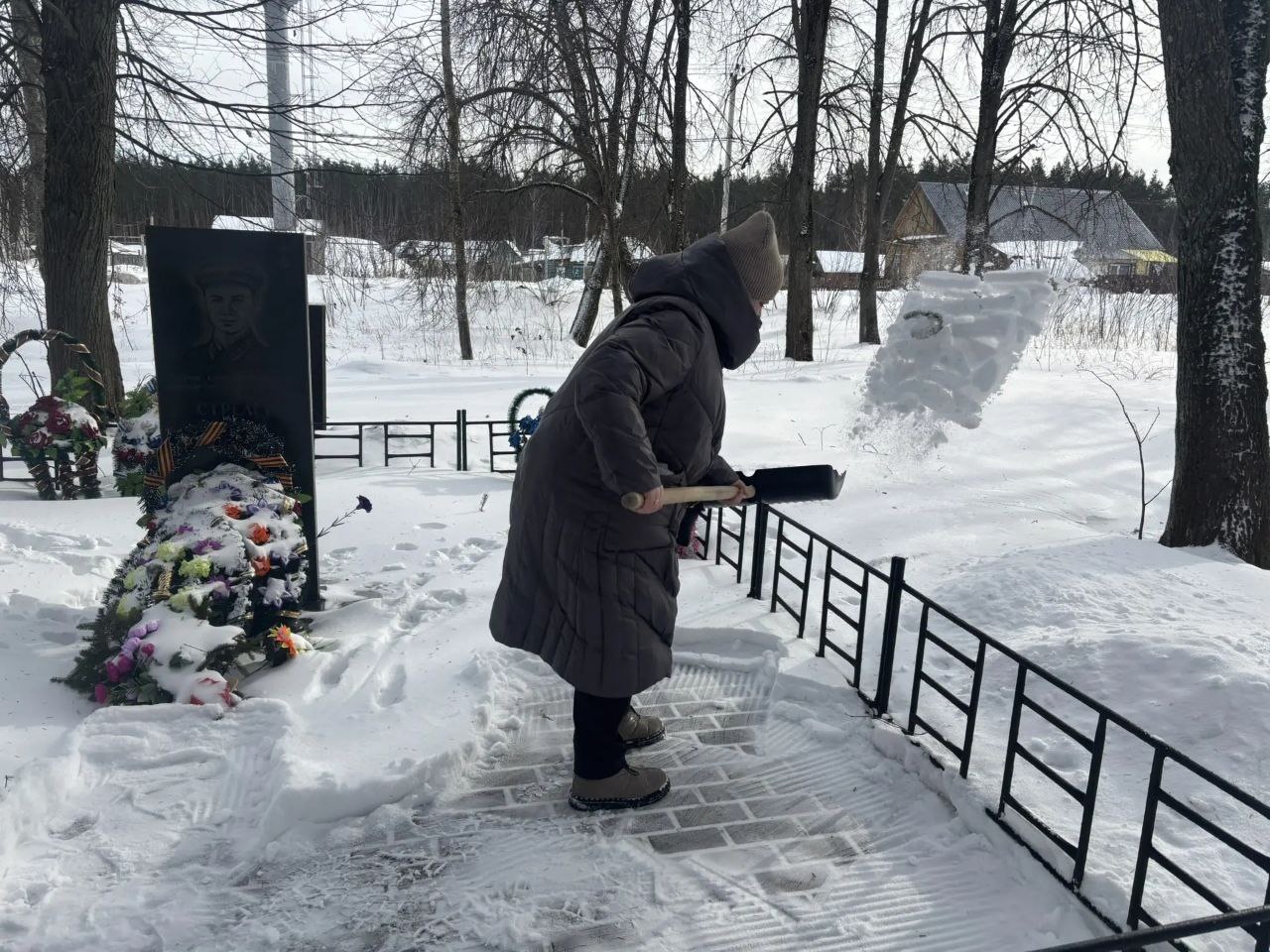 В преддверии Дня Защитника Отечества учащиеся 9 класса Полужской школы вместе с советником по воспитанию, Мамоновой Е. Д., приняли участие в акции "Обелиск" В преддверии Дня Защитника Отечества учащиеся 9 класса Полужской школы вместе с советником по воспитанию, Мамоновой Е. Д., приняли участие в акции "Обелиск"