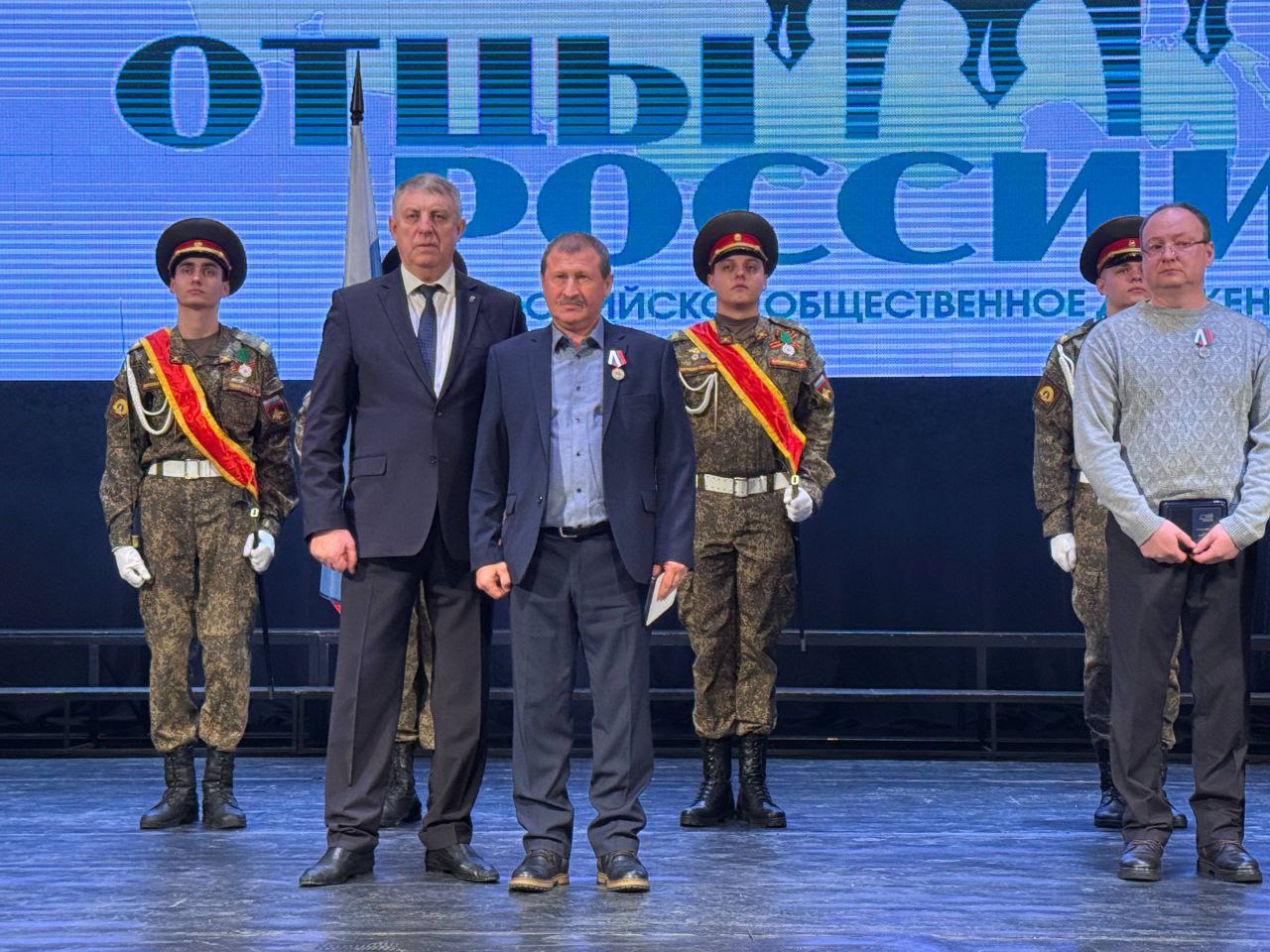 Вчера в г. Брянске прошло мероприятие, где торжественно Губернатор Брянской области Богомаз А. В. вручил Медаль общественного признания «Отец солдата» от ВОД «Отцы России» ветерану боевых действий Глушенкову Андрею... Вчера в г. Брянске прошло мероприятие, где торжественно Губернатор Брянской области Богомаз А. В. вручил Медаль общественного признания «Отец солдата» от ВОД «Отцы России» ветерану боевых действий Глушенкову Андрею...