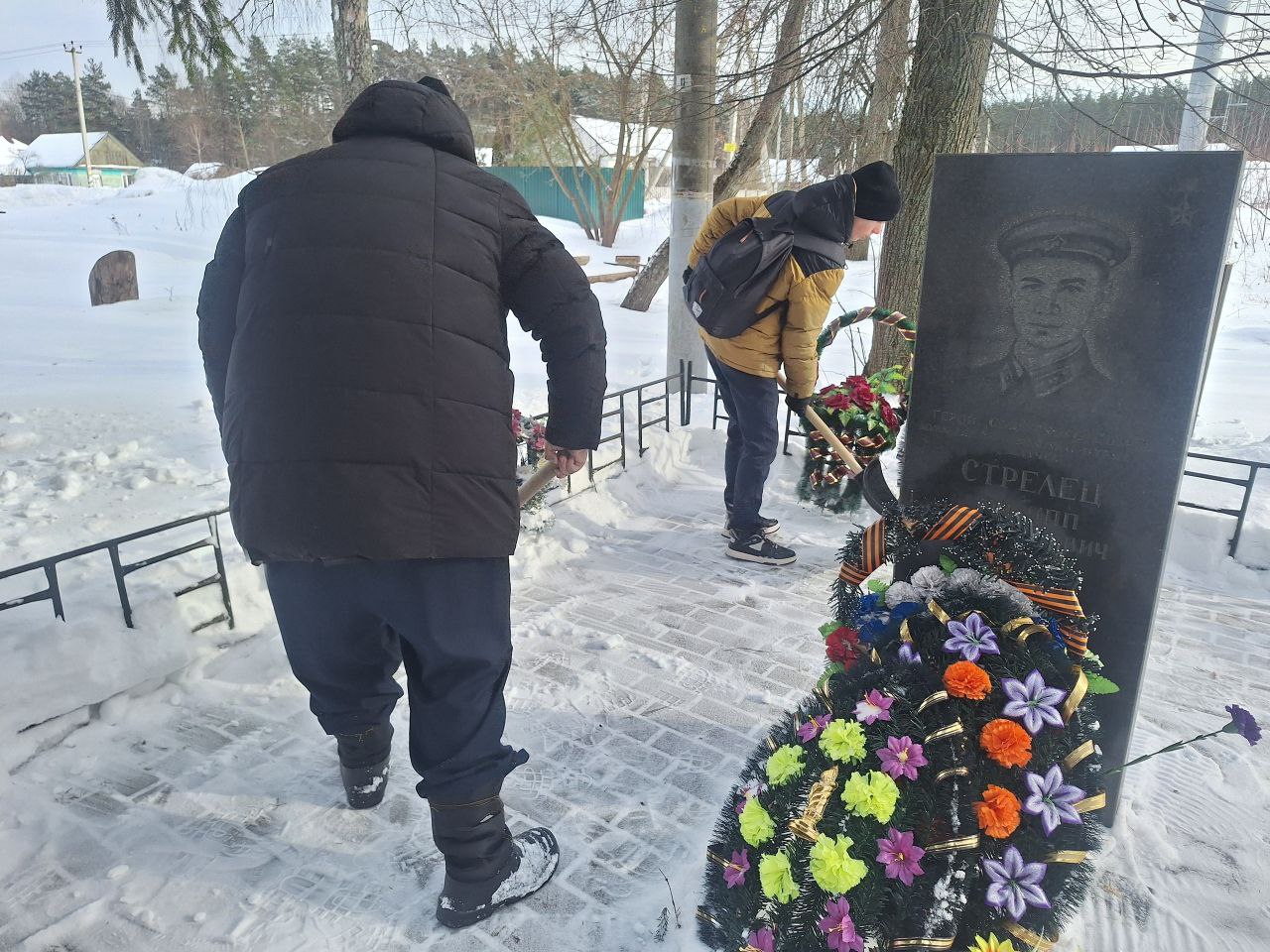 В преддверии Дня Защитника Отечества учащиеся 9 класса Полужской школы вместе с советником по воспитанию, Мамоновой Е. Д., приняли участие в акции "Обелиск" В преддверии Дня Защитника Отечества учащиеся 9 класса Полужской школы вместе с советником по воспитанию, Мамоновой Е. Д., приняли участие в акции "Обелиск"