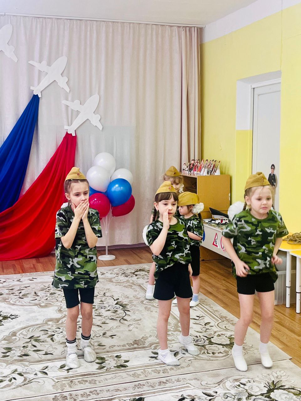 Праздник 23 февраля в детском саду– хороший повод для воспитания у наших детей чувства патриотизма, сопричастности к лучшим традициям своей Родины, формирования у ребят гордости за славных защитников Отечества