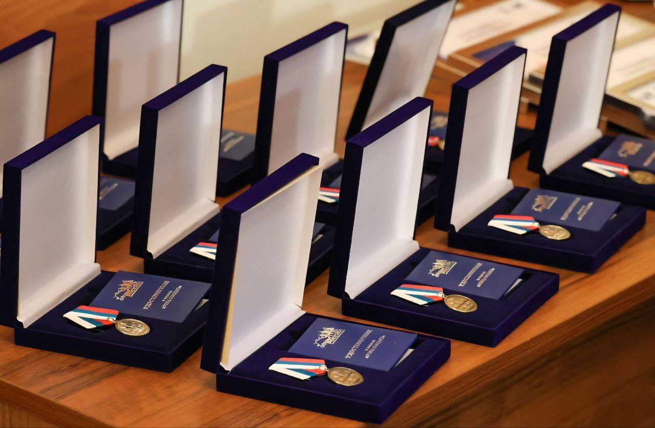 В Москве, в Малом зале Государственной Думы, состоялась церемония вручения медалей общественного признания «Отец солдата» В Москве, в Малом зале Государственной Думы, состоялась церемония вручения медалей общественного признания «Отец солдата»