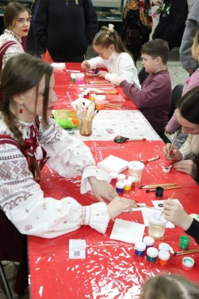 А почему бы нам с вами не заняться росписью деревянных ложек? Боитесь? Не стоит! Деревянные ложки ждут вас с нетерпением на станции "Свет традиций" и готовы к любым творческим изыскам!