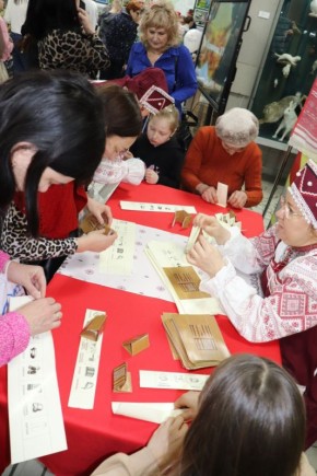 ЭТНОГРАФИЧЕСКАЯ ШПАРГАЛКА. - А что это вы там прячете от нас? Шпаргалки?