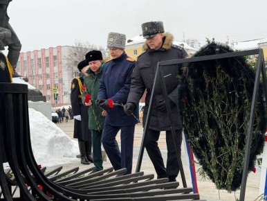 Руководитель следственного управления СК России по Брянской области почтил подвиг защитников Отечества