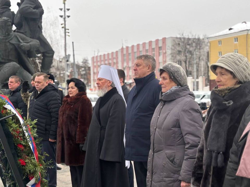 В День защитника Отечества на площади Партизан в Брянске состоялась церемония возложения цветов к Вечному огню