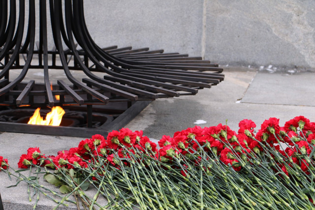 Вечная слава Героям: депутаты областной Думы почтили память павших защитников Отечества! Вечная слава Героям: депутаты областной Думы почтили память павших защитников Отечества!