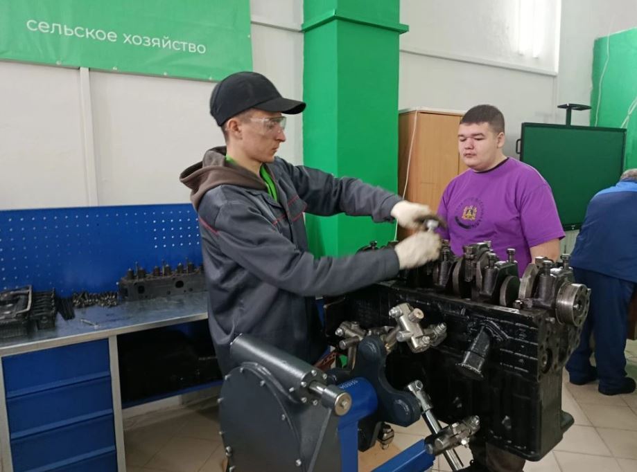 19 февраля 2026года делегация департамента сельского хозяйства Брянской области с рабочим визитом посетила ГАПОУ «Суражский промышленно аграрный техникум» 19 февраля 2026года делегация департамента сельского хозяйства Брянской области с рабочим визитом посетила ГАПОУ «Суражский промышленно аграрный техникум»