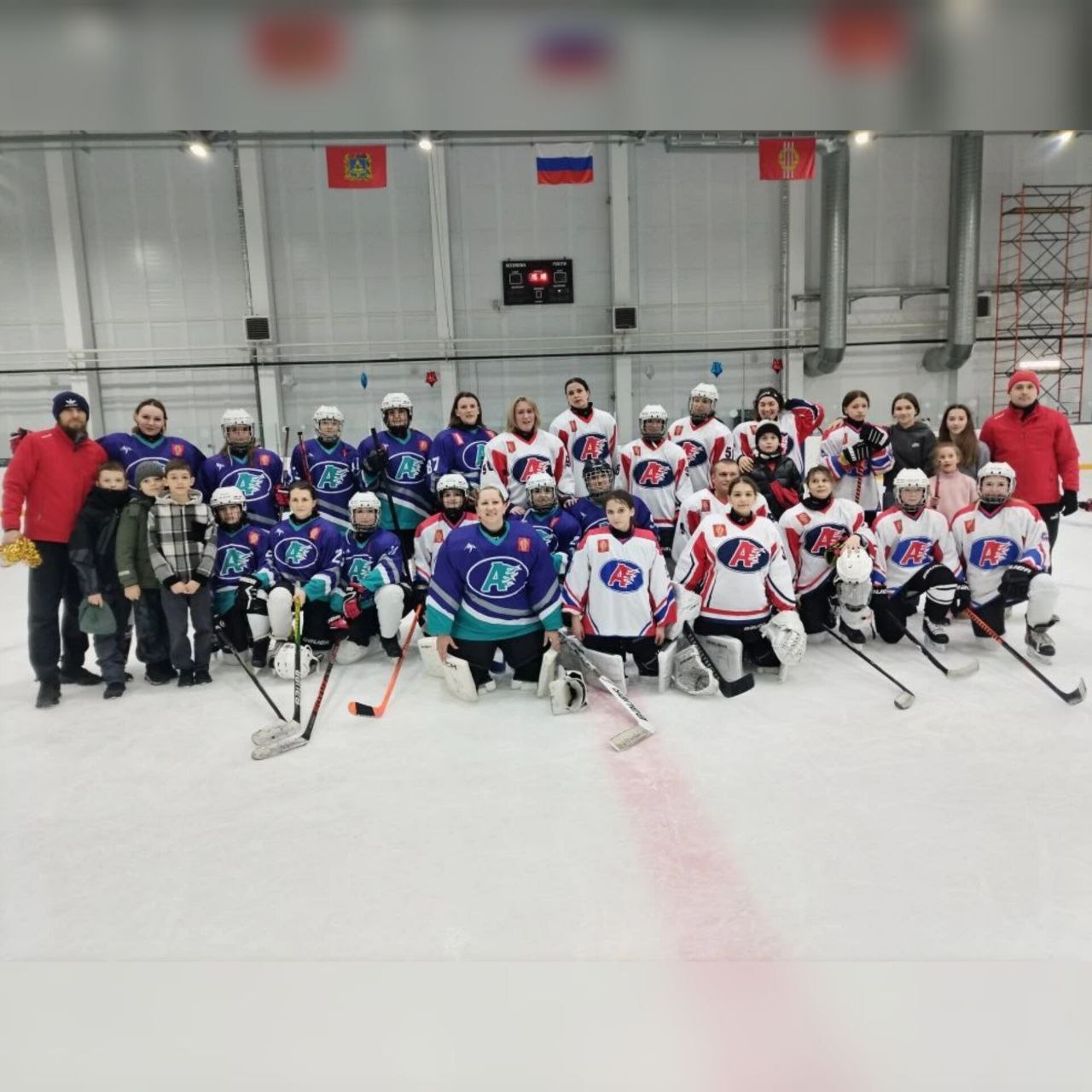 В поселке Климово в хоккейном матче встретились женские команды