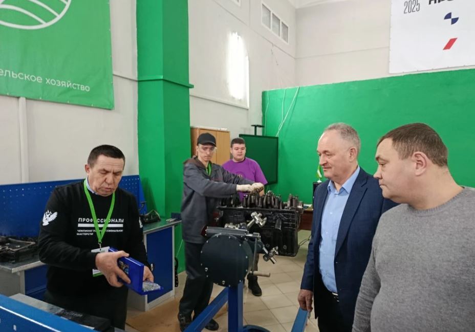 19 февраля 2026года делегация департамента сельского хозяйства Брянской области с рабочим визитом посетила ГАПОУ «Суражский промышленно аграрный техникум» 19 февраля 2026года делегация департамента сельского хозяйства Брянской области с рабочим визитом посетила ГАПОУ «Суражский промышленно аграрный техникум»