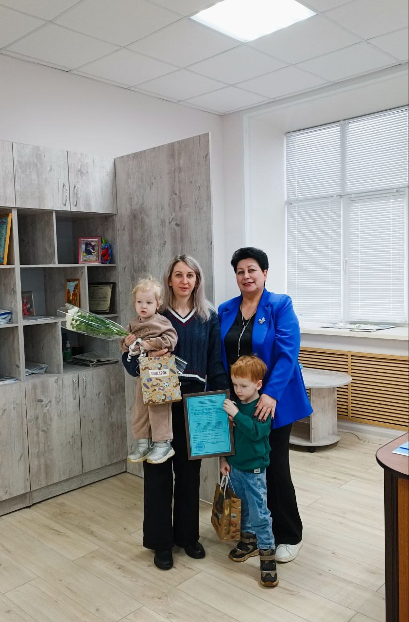 Утро сегодня началось с приятного события и для администрации района, и для молодой семьи из с. Ущерпье