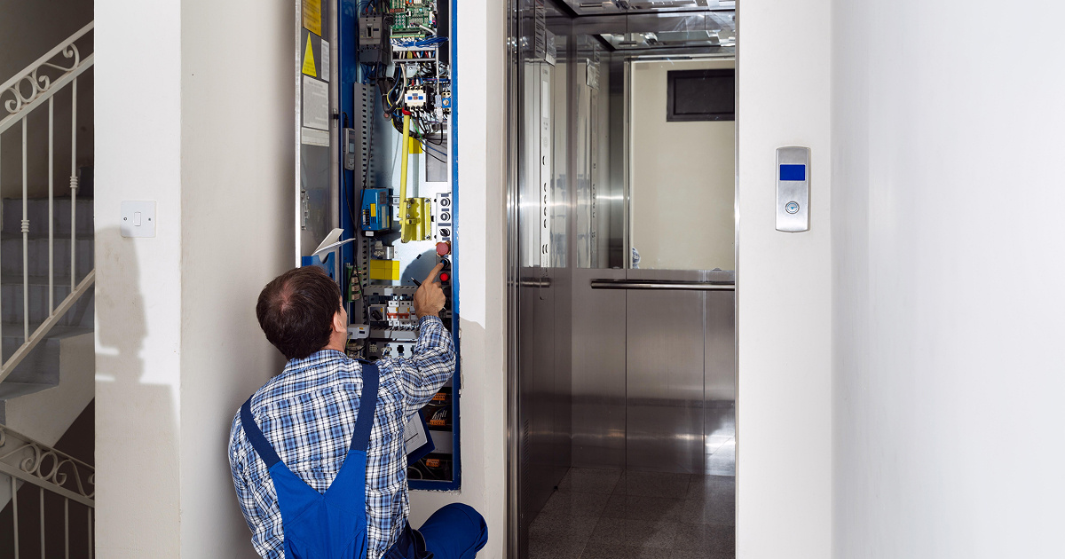 Компании с долгами и без опыта не смогут обслуживать лифты