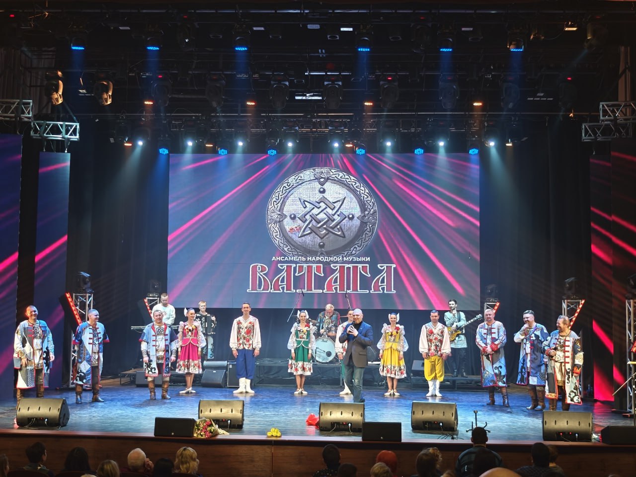 Вчера, в День защитника Отечества, на сцене к/з "Дружба" традиционно выступил ансамбль народной музыки «Ватага» Вчера, в День защитника Отечества, на сцене к/з "Дружба" традиционно выступил ансамбль народной музыки «Ватага»