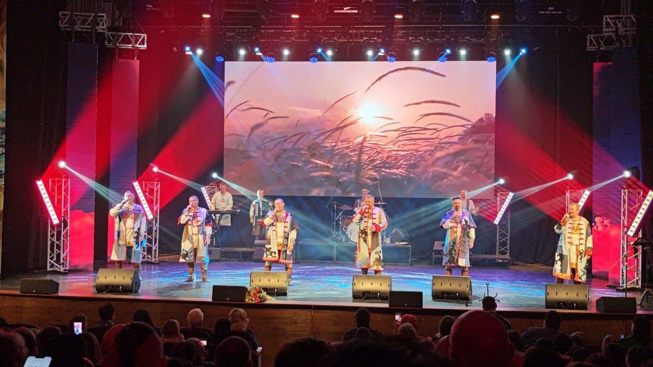 Вчера, в День защитника Отечества, на сцене к/з "Дружба" традиционно выступил ансамбль народной музыки «Ватага» Вчера, в День защитника Отечества, на сцене к/з "Дружба" традиционно выступил ансамбль народной музыки «Ватага»