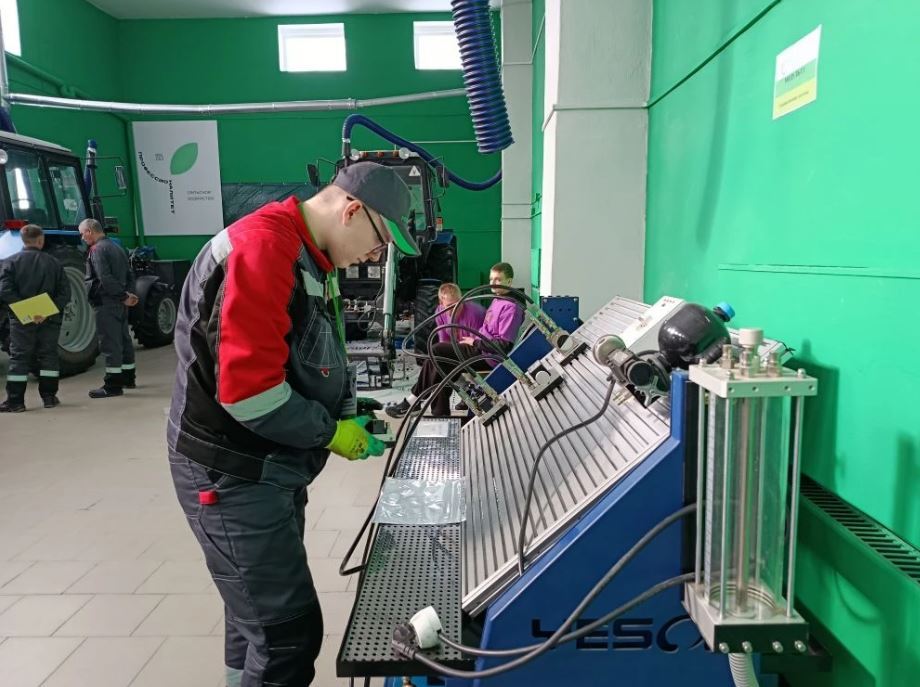 19 февраля 2026года делегация департамента сельского хозяйства Брянской области с рабочим визитом посетила ГАПОУ «Суражский промышленно аграрный техникум» 19 февраля 2026года делегация департамента сельского хозяйства Брянской области с рабочим визитом посетила ГАПОУ «Суражский промышленно аграрный техникум»