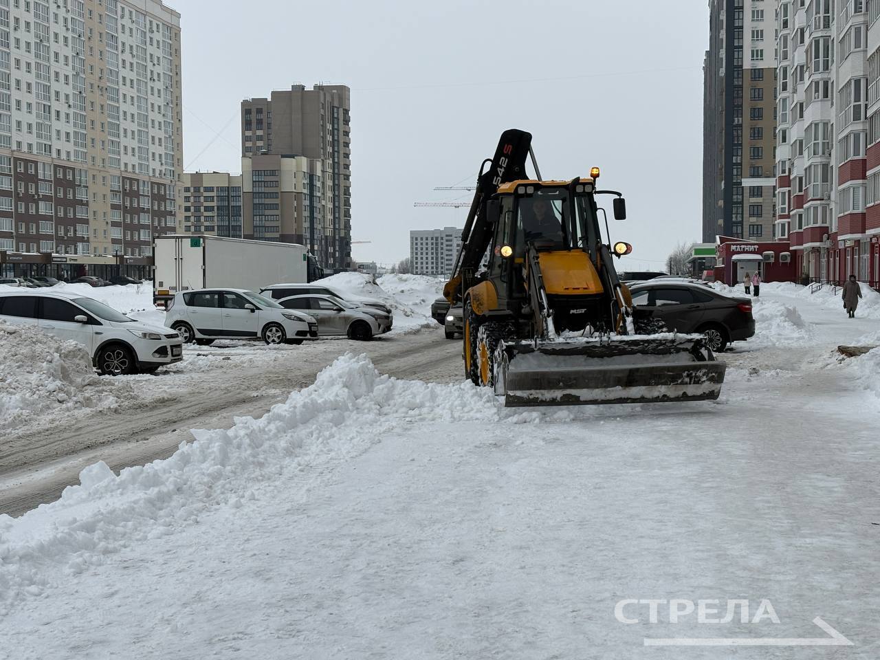 В Брянске продолжается уборка снега В Брянске продолжается уборка снега