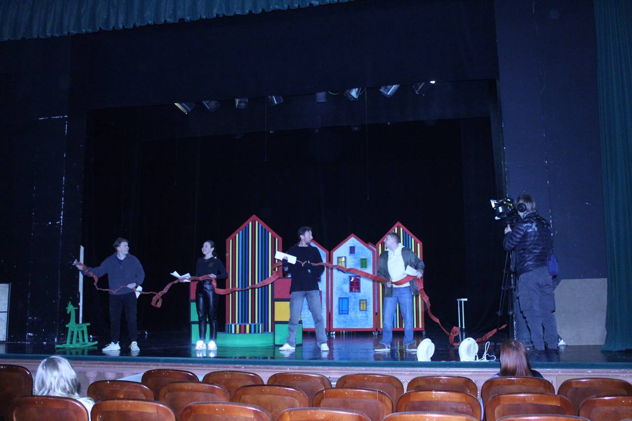 Продолжается работа творческого коллектива Брянского ТЮЗа над постановкой спектакля «Денискины рассказы» (6+) по книге Виктора Драгунского Продолжается работа творческого коллектива Брянского ТЮЗа над постановкой спектакля «Денискины рассказы» (6+) по книге Виктора Драгунского