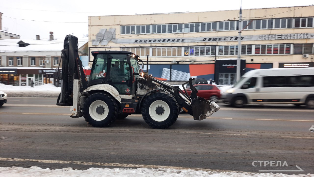 В Брянске продолжается уборка снега В Брянске продолжается уборка снега