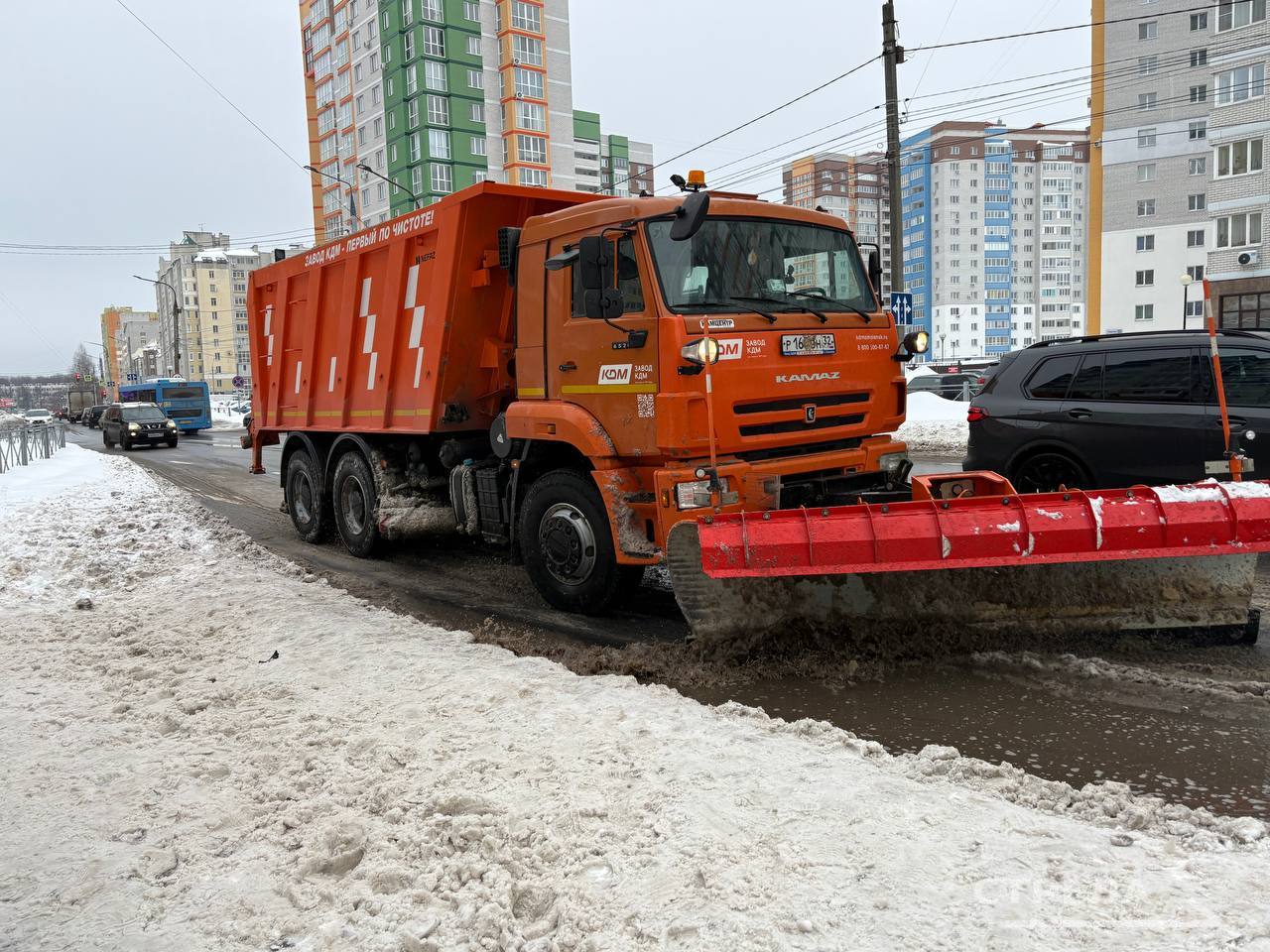 В Брянске продолжается уборка снега В Брянске продолжается уборка снега