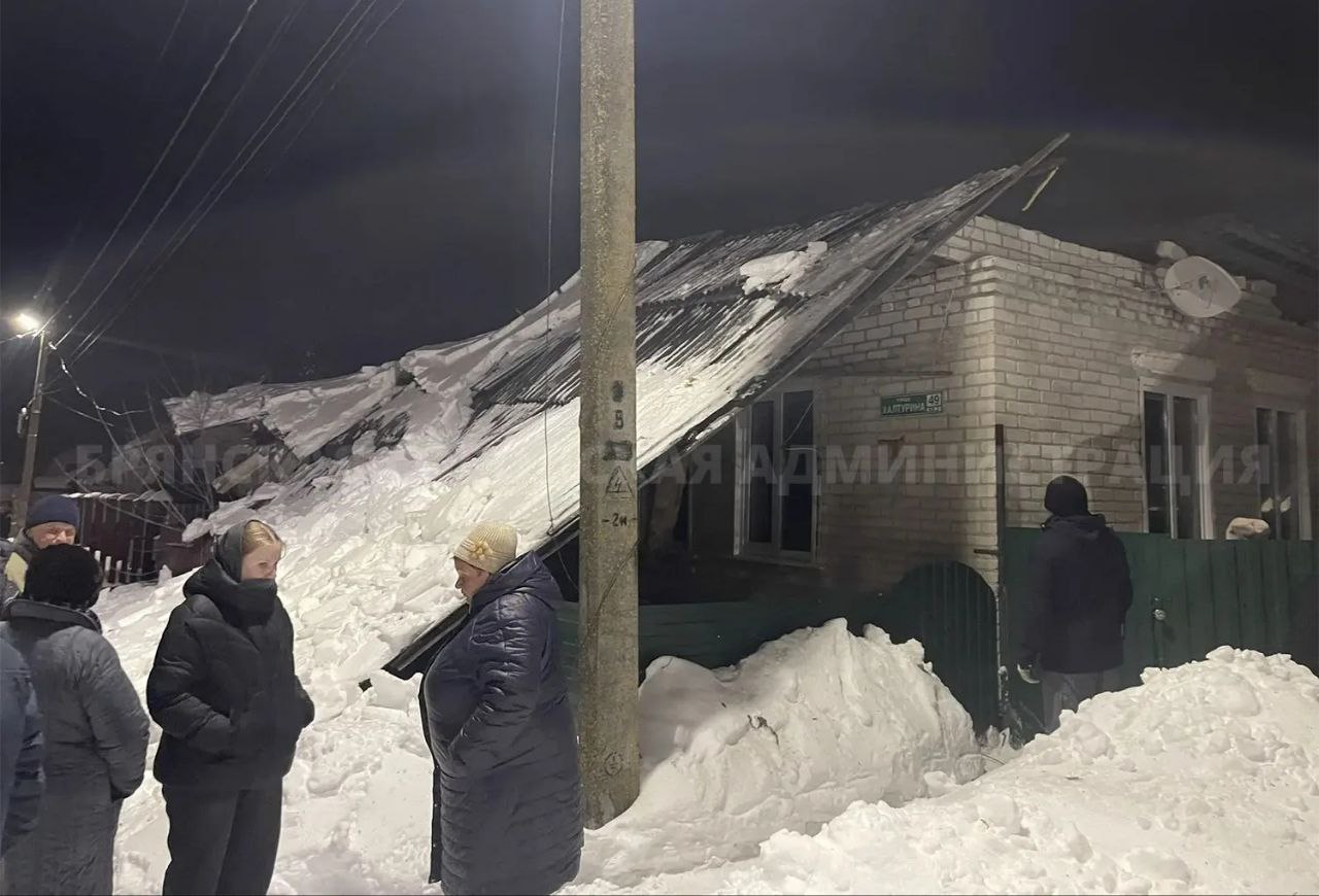 В Бежицком районе из-за снега обрушилась кровля частного дома