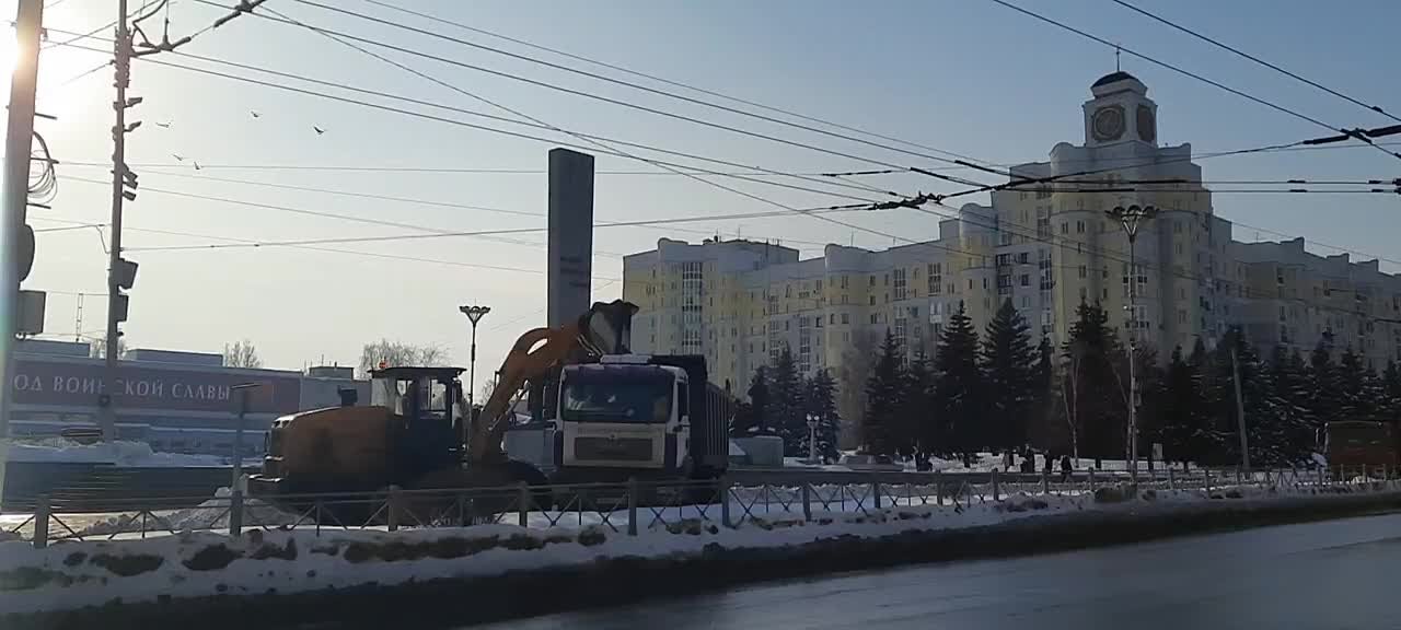 В Брянске продолжается расчистка улиц от снега