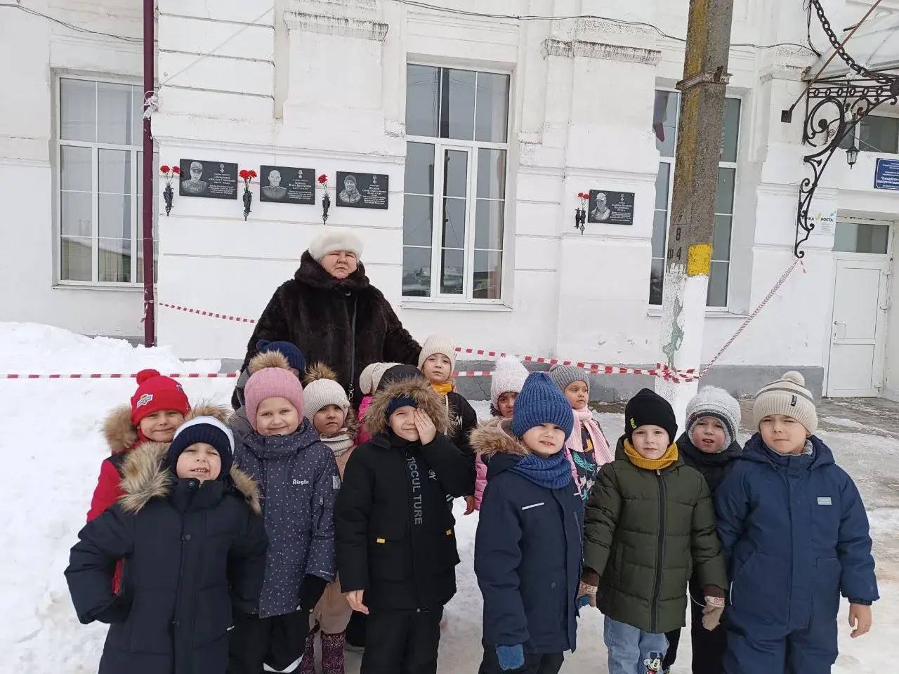 Ребята из д/с Гуси-Лебеди группы «Колокольчик» - воспитанники кружка «Растим патриотов» Ребята из д/с Гуси-Лебеди группы «Колокольчик» - воспитанники кружка «Растим патриотов»