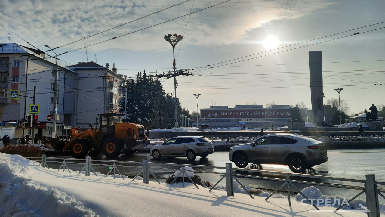 На территории города Брянска специализированная техника дорожного управления, а также ручные бригады продолжают заниматься расчисткой улиц от скопившегося снега На территории города Брянска специализированная техника дорожного управления, а также ручные бригады продолжают заниматься расчисткой улиц от скопившегося снега