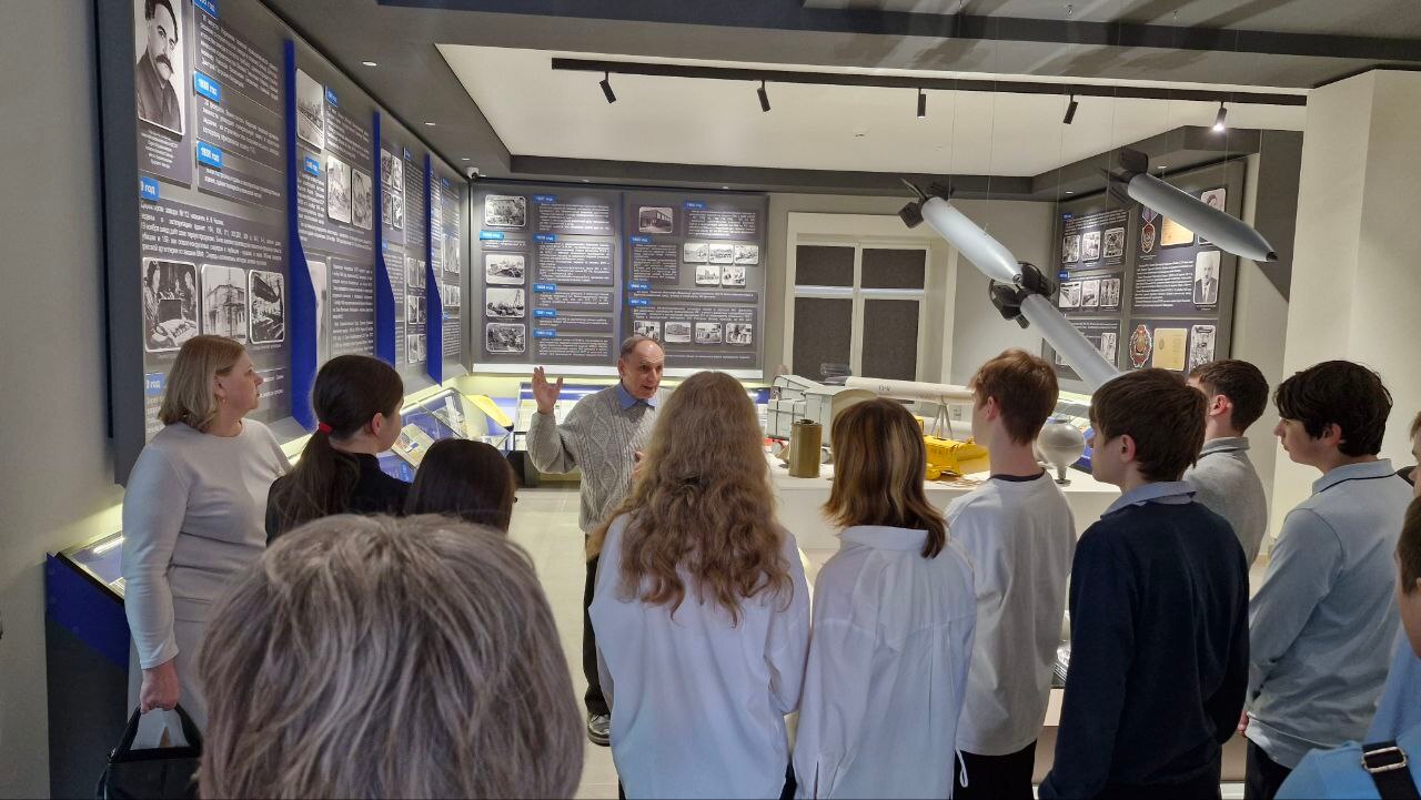 В современном мире выбор профессии — это не просто решение о том, чем человек будет заниматься в будущем, это ещё и залог его успеха и благополучия В современном мире выбор профессии — это не просто решение о том, чем человек будет заниматься в будущем, это ещё и залог его успеха и благополучия