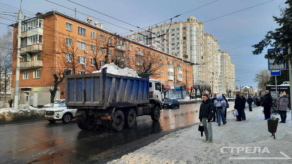 На территории города Брянска специализированная техника дорожного управления, а также ручные бригады продолжают заниматься расчисткой улиц от скопившегося снега