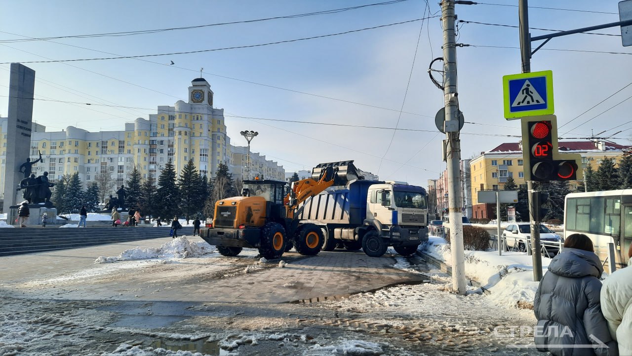 На территории города Брянска специализированная техника дорожного управления, а также ручные бригады продолжают заниматься расчисткой улиц от скопившегося снега На территории города Брянска специализированная техника дорожного управления, а также ручные бригады продолжают заниматься расчисткой улиц от скопившегося снега