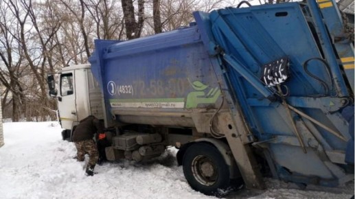 Мусоровозы не смогли добраться до контейнеров по пяти адресам в Брянске