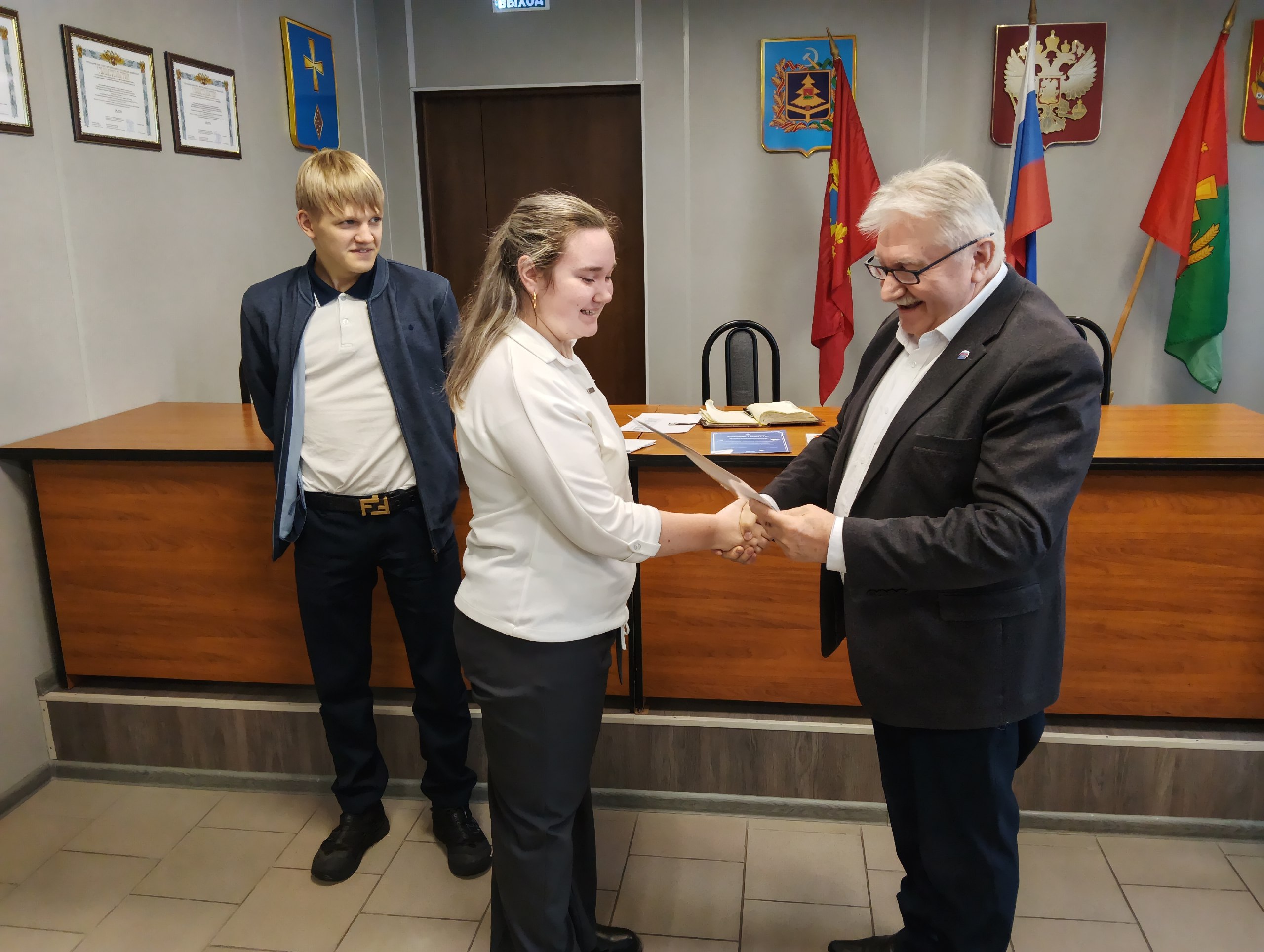 Еженедельное рабочее совещание в администрации Погарского района началось с приятных событий Еженедельное рабочее совещание в администрации Погарского района началось с приятных событий