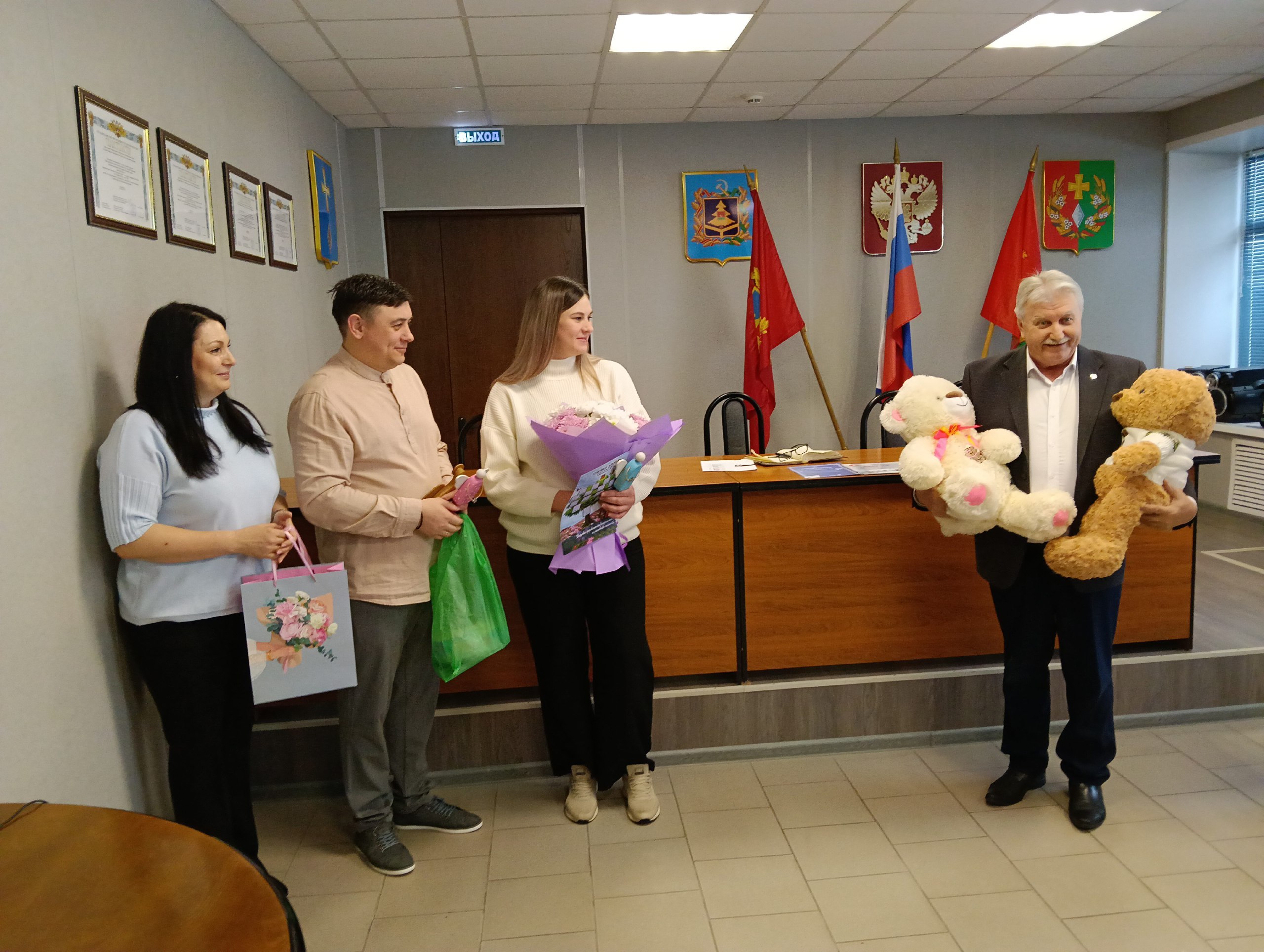 Еженедельное рабочее совещание в администрации Погарского района началось с приятных событий Еженедельное рабочее совещание в администрации Погарского района началось с приятных событий