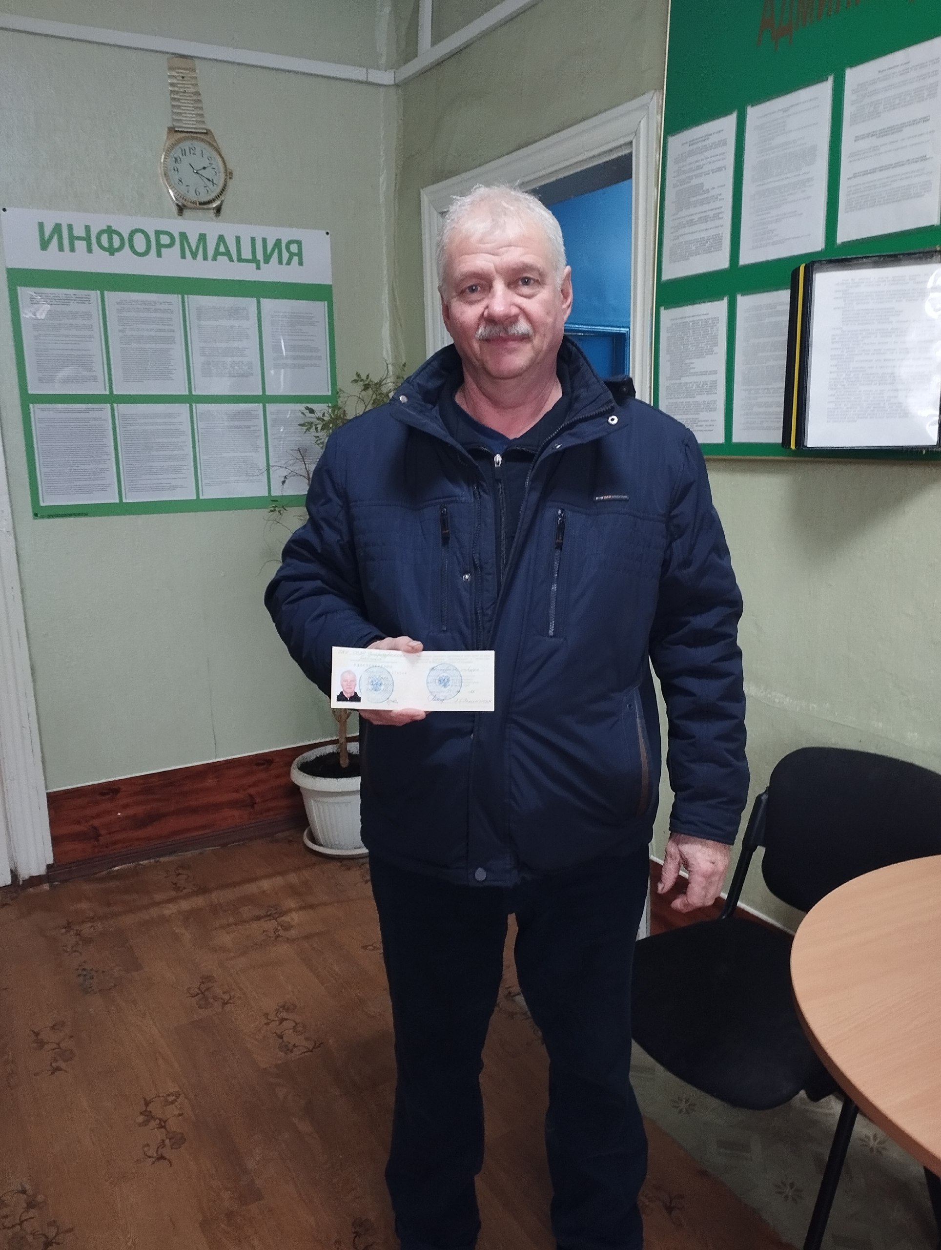 По труду и честь!. В отделе социальной защиты населения Стародубского района прошло очередное вручение удостоверения Ветеран труда