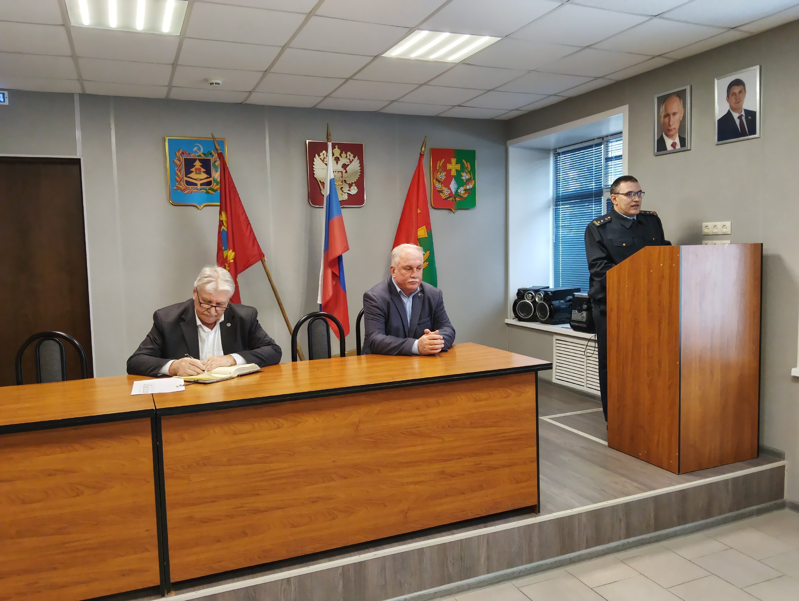 Еженедельное рабочее совещание в администрации Погарского района началось с приятных событий Еженедельное рабочее совещание в администрации Погарского района началось с приятных событий