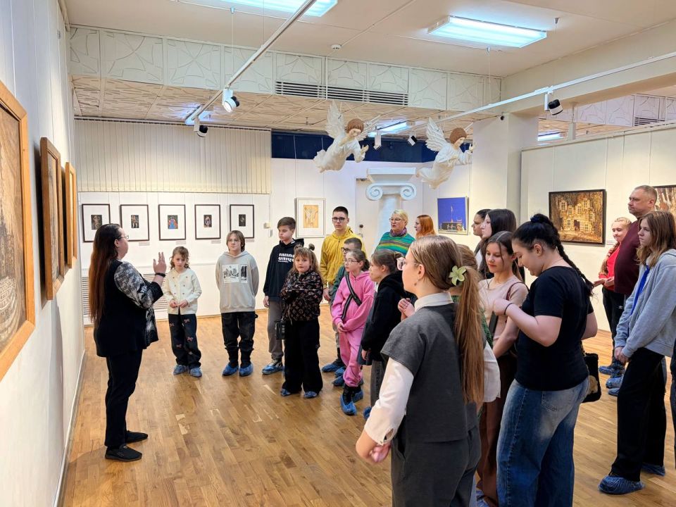 В Брянском областном художественном музейно-выставочном центре проходят экскурсии к выставке "До выхода на сцену"