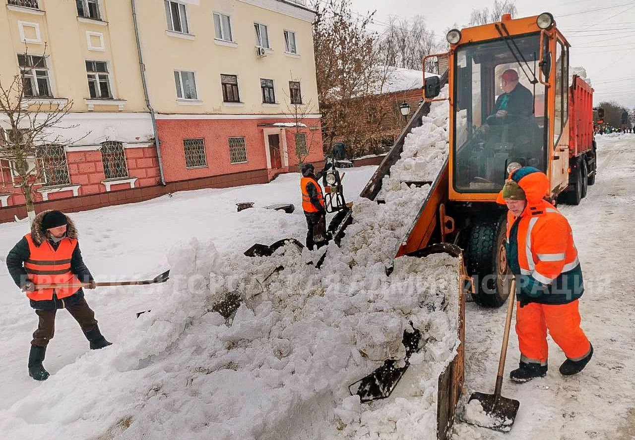 Брянские дорожники продолжают вывозить снег Брянские дорожники продолжают вывозить снег