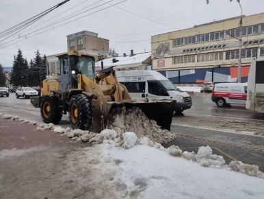 Брянские дорожники продолжают вывозить снег
