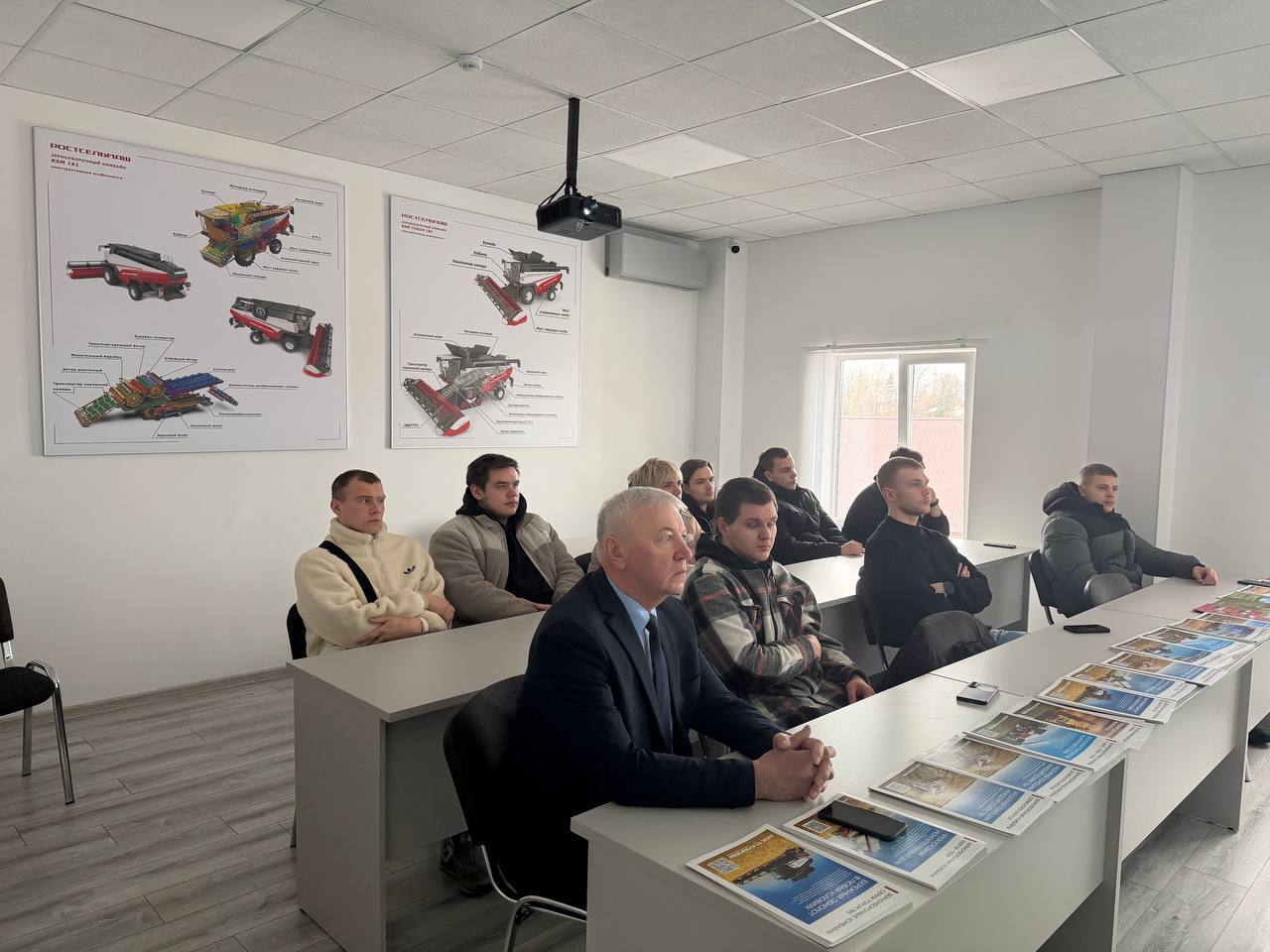 Учащиеся ФГБОУ ВО «Брянский государственный аграрный университет» посетили дилерский центр Ростсельмаш в Брянске Учащиеся ФГБОУ ВО «Брянский государственный аграрный университет» посетили дилерский центр Ростсельмаш в Брянске
