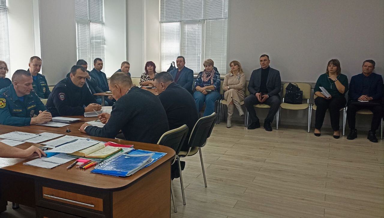 На текущей неделе Максименко Л.И.,глава администрации Клинцовского района провела заседание комиссии по предупреждению и ликвидации чрезвычайных ситуаций и обеспечению пожарной безопасности Клинцовского района с участием... На текущей неделе Максименко Л.И.,глава администрации Клинцовского района провела заседание комиссии по предупреждению и ликвидации чрезвычайных ситуаций и обеспечению пожарной безопасности Клинцовского района с участием...