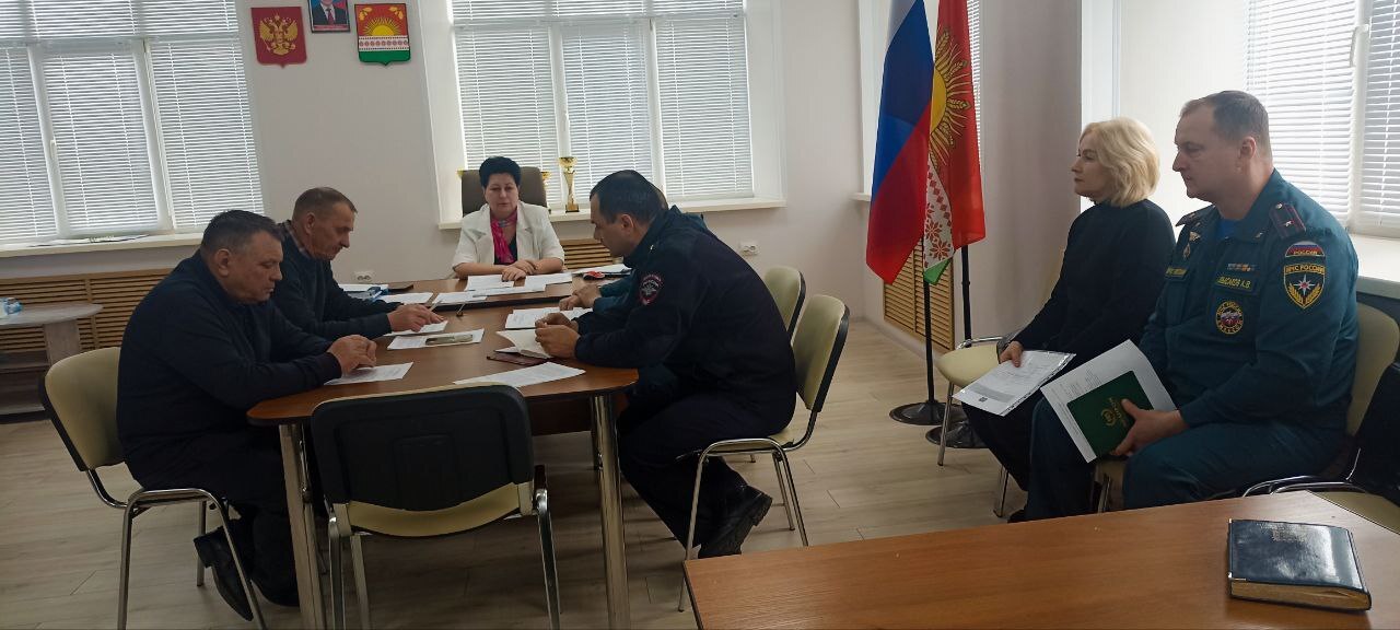 На текущей неделе Максименко Л.И.,глава администрации Клинцовского района провела заседание комиссии по предупреждению и ликвидации чрезвычайных ситуаций и обеспечению пожарной безопасности Клинцовского района с участием...