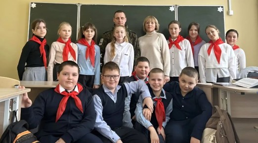 В Гордеевской школе прошла патриотическая встреча с участником специальной военной операции Михаилом Горбачевым