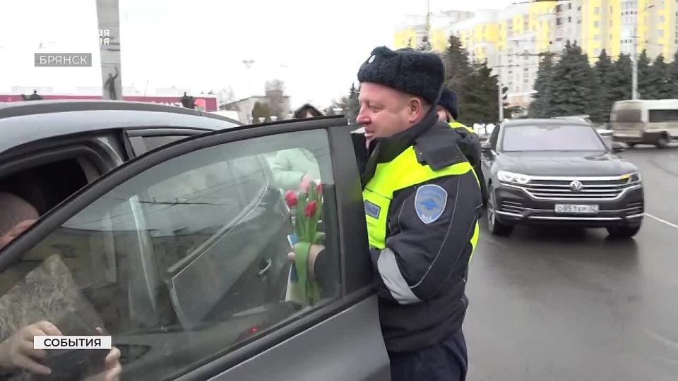 Букет вместо проверки документов: в преддверии 8 марта автоледи получили тюльпаны от сотрудников ГИБДД