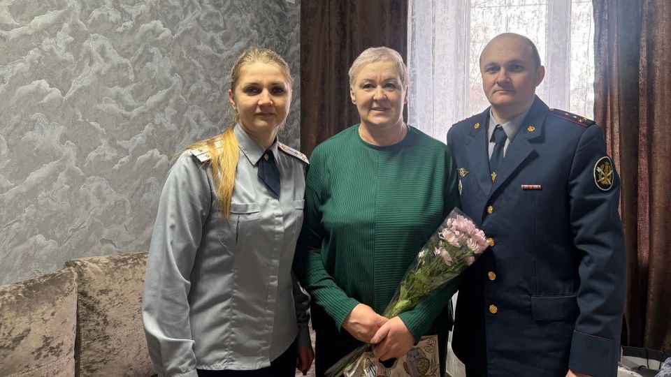 Сотрудники брянской колонии №5 поздравили женщин-ветеранов с наступающим 8 Марта