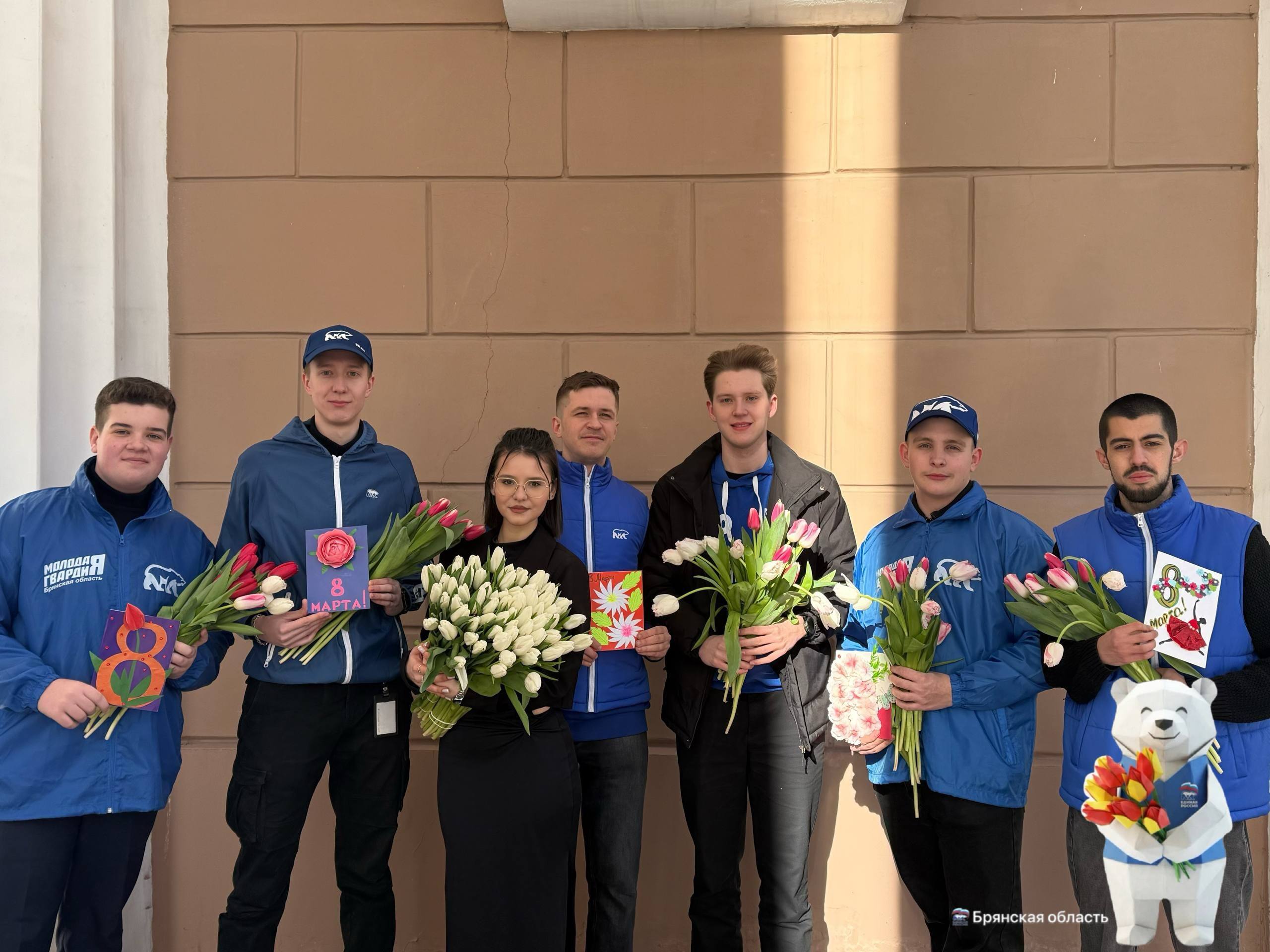 В Международный женский день активисты поздравили жительниц города с праздником В Международный женский день активисты поздравили жительниц города с праздником